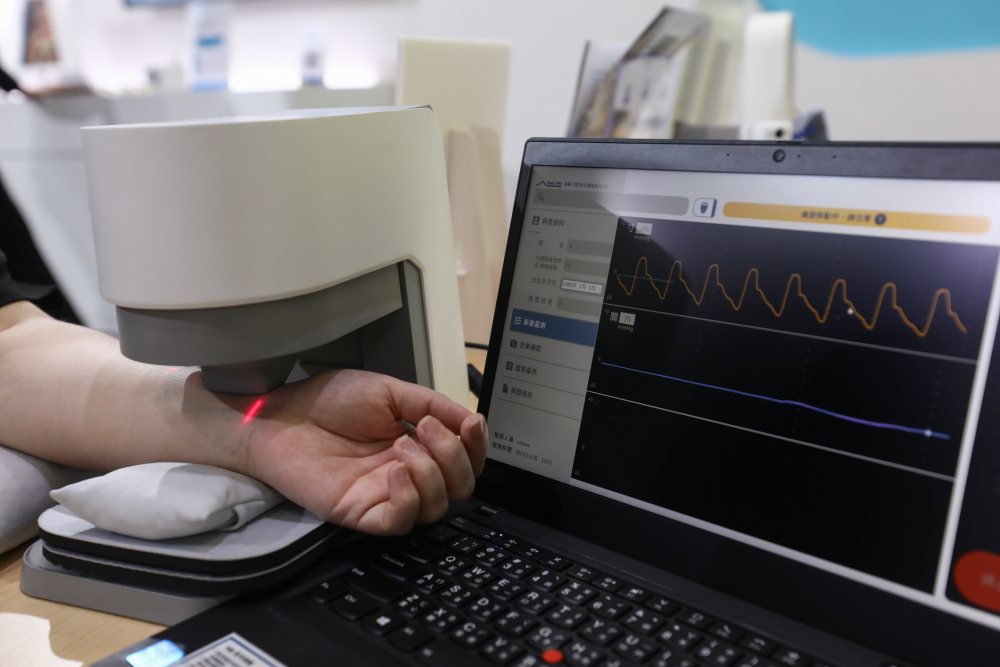 酷游耘康脈象檢測系統透過電腦精準控制升降系統，還原中醫師三指把脈過程的舉、按、尋手法，將脈象感受轉化成數據，未來可結合大數據分析，實現智慧醫療及準確性